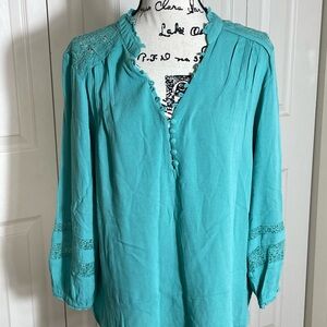 Democracy Women’s Green Pullover Blouse Size X Large Lace Neck & Sleeve